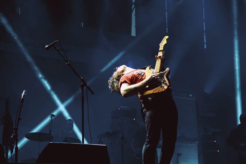 guitarrista tocando en el escenario