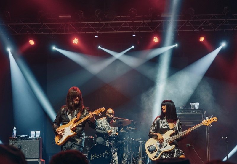 banda completa tocando en el escenario